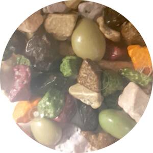 Čokoládové kamínky v barevné krustě (50 g)